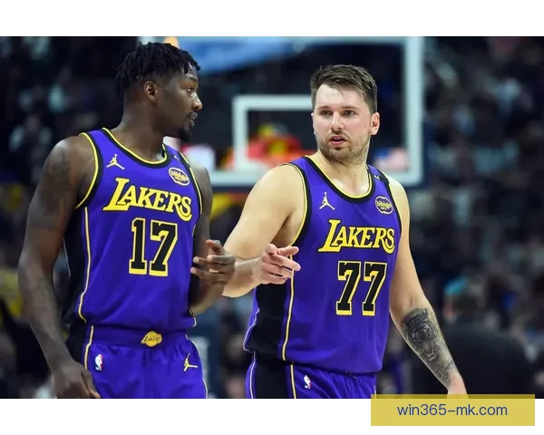 东契奇偷听魔术战术海斯也上前凑热闹 八村垒调侃发问引爆全场气氛